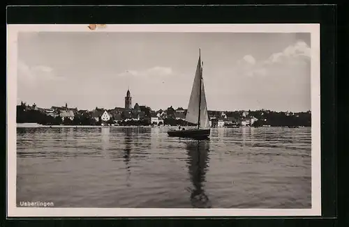 AK Ueberlingen, Seegelschiff auf dem Bodensee, Stadtsilhouette