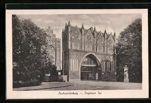 AK Neubrandenburg, Treptower Tor, Litfasssäule