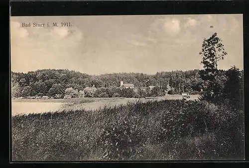 AK Bad Stuer i. M., Landschaftsmotiv mit Kirche in der Ferne