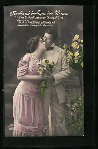 Foto-AK R & K / L: Liebespaar küsst sich an gelben Rosen