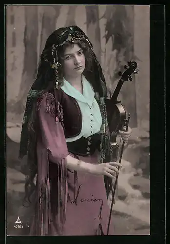 Foto-AK Photochemie Berlin Nr. 4076-1: Frau mit Geige in Schleier mit Perlen
