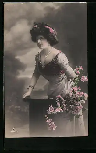 Foto-AK Photochemie Berlin Nr. 6900-4: Frau in weiss-rosa Kleid mit rosa Rosen