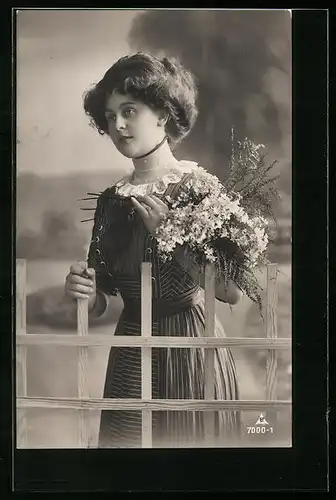 Foto-AK Photochemie Berlin Nr. 7000-1: Mädchen im gestreiften Kleid mit Blumenstrauss