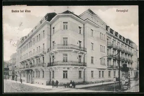 AK Baden bei Wien, Hotel Herzoghof, Litfasssäule