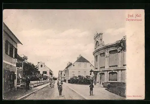 AK Bad Hall, Steyrerstrasse mit Passanten