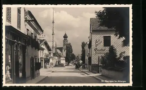 AK St. Georgen im Attergau, Strassenpartie mit Gasthof und Geschäft