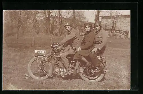 Foto-AK Drei junge Männer auf einem Motorrad vom Typ Triumph-P500