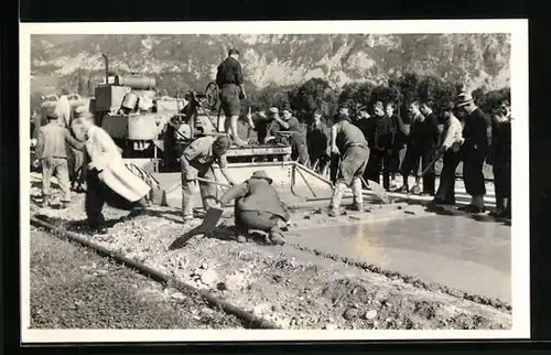 Foto-AK Arbeiter beim Bau einer Strasse
