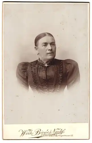 Fotografie Wilh. Biede`s Nachf., Nürnberg, Ringstr. 65, Bürgerliche Dame mit zurückgebundenem Haar
