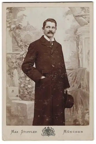 Fotografie Max Stuffler, München, Bürgerlicher Herr im Mantel mit Schnurrbart