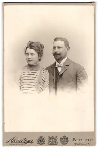 Fotografie Albert Meyer, Berlin-C., Alexander-Str. 45, Bürgerliches Paar in modischer Kleidung