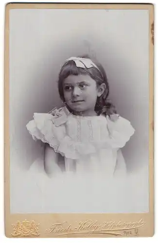 Fotografie Friedrich Kolby, Chemnitz, König-Str. 10, Kleines Mädchen im weissen Kleid