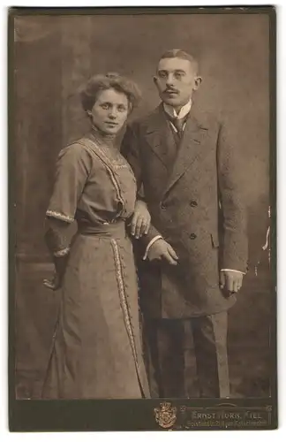 Fotografie Ernst Horn, Kiel, Holstenstr. 21, Junges Paar in modischer Kleidung