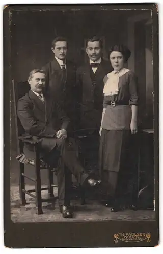 Fotografie Th. Paulsen, Kiel-G., Augustenstr. 25, Junge Dame mit drei Herren in hübscher Kleidung