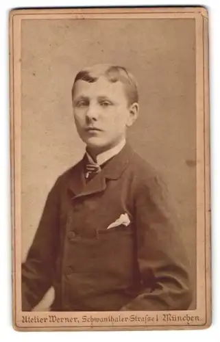 Fotografie Franz Werner, München, Schwanthaler Str. 1, Junger Mann im Anzug mit Krawatte