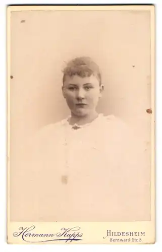Fotografie Hermann Kapps, Hildesheim, Bernwardstr. 5, Junge Dame mit zurückgebundenem Haar