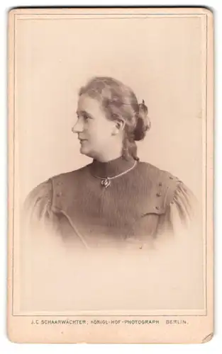 Fotografie J. C. Schaarwächter, Berlin-W., Leipziger-Str. 130, Bürgerliche Dame im Kleid mit Halskette
