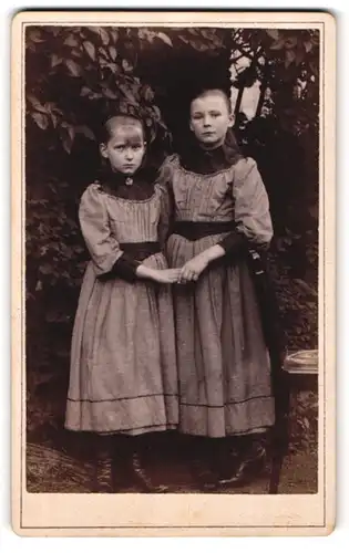 Fotografie unbekannter Fotograf und Ort, Zwei junge Mädchen in karierten Kleidern