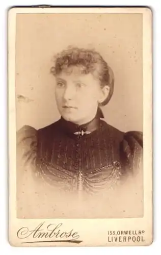 Fotografie Ambrose, Liverpool, 155, Orwell Rd., Junge Dame im bestickten Kleid