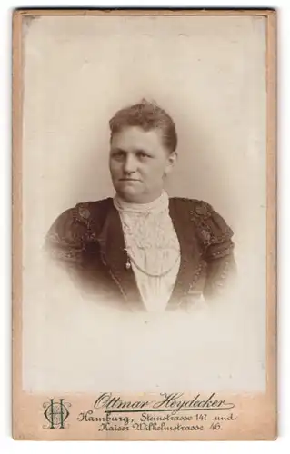 Fotografie Ottmar Heydecker, Hamburg, Steinstr. 147, Kaiser Wilhelmstr. 46, Bürgerliche Dame mit zurückgebundenem Haar