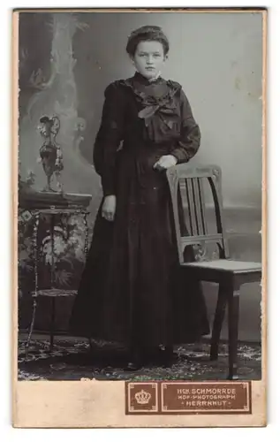 Fotografie Heinrich Schmorrde, Herrnhut, Junge Dame im Kleid