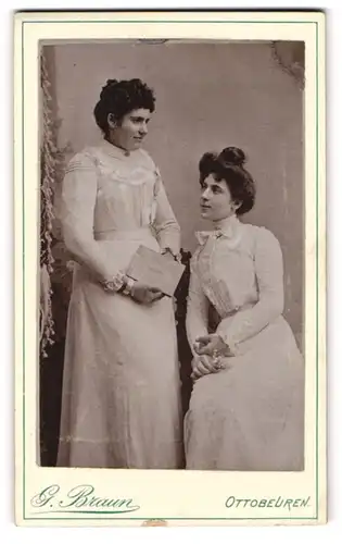 Fotografie G. Braun, Ottobeuren, Zwei junge Damen in Kleidern