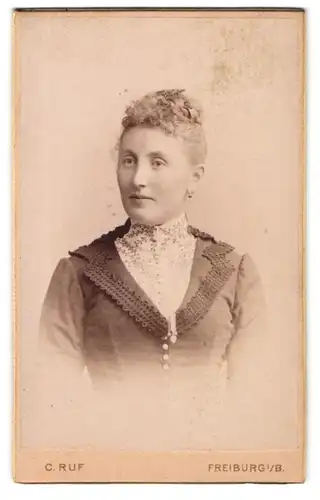 Fotografie C. Ruf, Freiburg i /B., Kaiserstr. 5 u. Ludwigstr. 2, Bürgerliche Dame mit hochgestecktem Haar