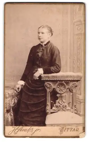 Fotografie H. Strube jr., Zittau, Lessing-Str. 14, Modisch gekleidete Dame mit Kreuzkette