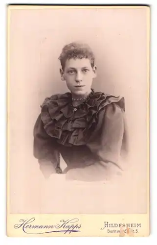 Fotografie Hermann Kapps, Hildesheim, Bernwardstr. 5, Junge Dame im hübschen Kleid