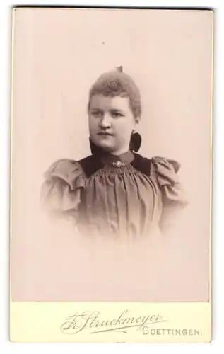 Fotografie Fr. Struckmeyer, Göttingen, Wendenstr. 5 A, Junge Dame im modischen Kleid