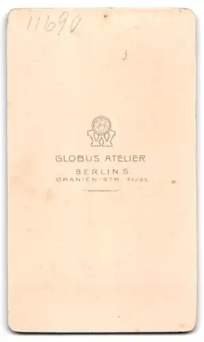 Fotografie Atelier Globus, Berlin-S., Oranien-Str. 52-55, Elegant gekleideter Herr mit Schnauzbart