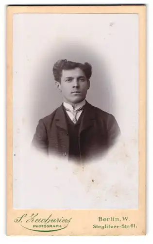 Fotografie S. Zacharias, Berlin-W., Steglitzer-Str. 61 an der Potsdamer-Str., Junger Herr im Anzug mit Krawatte