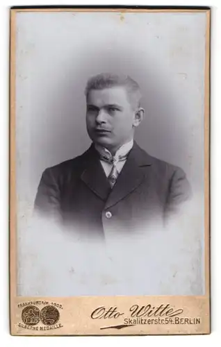 Fotografie Otto Witte, Berlin-SO, Skalitzer-Str. 54, Junger Herr im Anzug mit Krawatte