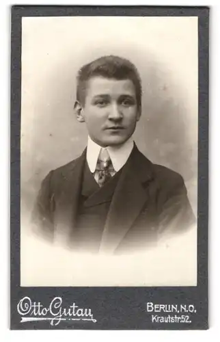 Fotografie Otto Gutau, Berlin-NO, Krautstr. 52, Junger Herr im Anzug mit Krawatte