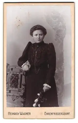 Fotografie Heinrich Wagner, Ehrenfriedersdorf, Chemnitzerstr., Junge Dame im Kleid mit Rosen