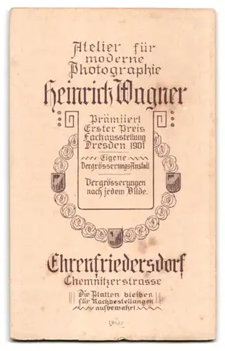 Fotografie Heinrich Wagner, Ehrenfriedersdorf, Chemnitzerstr., Junge Dame im Kleid mit Rosen