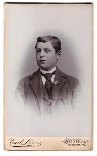 Fotografie Carl Loos, Weidenau, Wilhelmstr. 79-2, Junger Herr im Anzug mit Krawatte