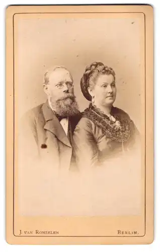 Fotografie J. van Ronzelen, Berlin, Bürgerliches Paar in hübscher Kleidung
