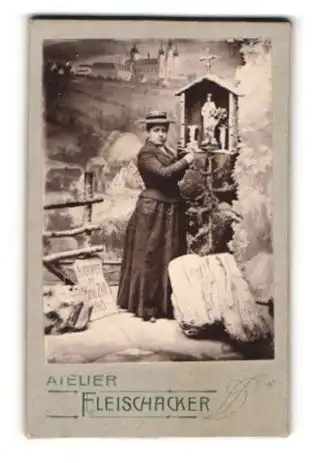 Fotografie Fleischacker, Wien, Portrait Dame im Kleid stehend vor einem Bildstock