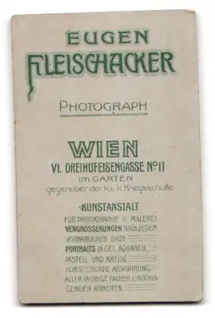 Fotografie Fleischacker, Wien, Portrait Dame im Kleid stehend vor einem Bildstock