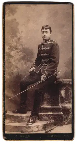 Fotografie Wichera, Mährisch Weisskirchen, K.u.K. Husar in Uniform mit Säbel und Zwickerbrille