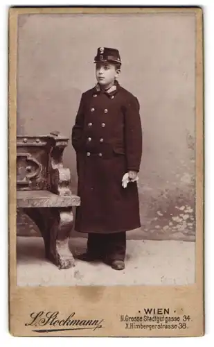 Fotografie L. Stockmann, Wien, junger Knabe als Kadett in Uniform Mantel mit Mütze