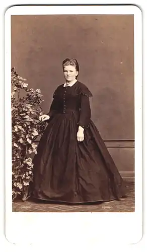 Fotografie Langer & Pommerrenig, Prag, Portrait junge Dame im schwarzen Reifrock Kleid posiert im Atelier