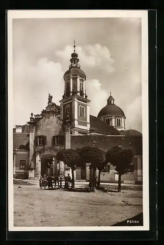 AK Pöllau, Strassenpartie mit Tor und Kirche