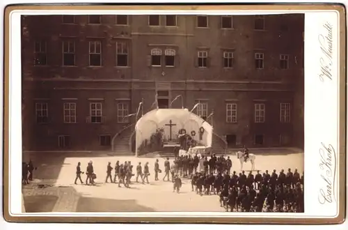 Fotografie Carl Kroh, Wien, Ansicht Wien, Kadetten beim Gottesdienst an der Militär Akademie