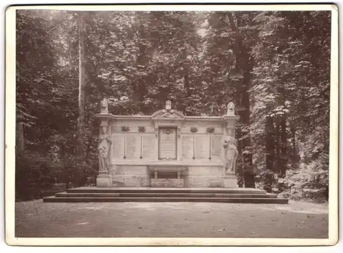 Fotografie unbekannter Fotograf, Ansicht Wien, Denkmal der 1400 im Park der Militär Akademie