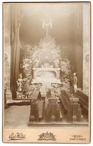 Fotografie Carl Heitel, Wien, Ansicht Wien, Altar mit liegendem Jesus und zwei römsichen Kriegern