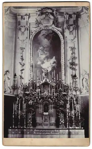 Fotografie unbekannter Fotograf und Ort, unbekannter Ort, Blick auf den geschmückten Altar einer Pfarrkirche, 1902