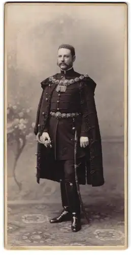 Fotografie Carl Pietzner, Wien, Portrait ungarischer Adliger in Husarenuniform mit Säbel und übergeworfenem Mantel