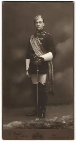 Fotografie J. Krotsch, Wien, Portrait junger Student im vollen Wichs mit Schläger und Biertönnchen